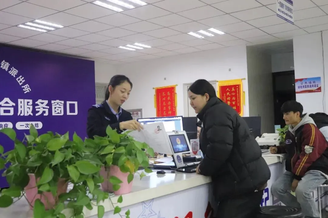 户籍窗口亮灯到深夜,只为护航高考“第一关”-第2张图片-四季读书网 户籍窗口亮灯到深夜,只为护航高考“第一关”-第2张图片-四季读书网