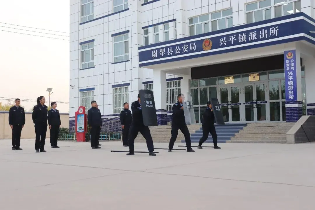 户籍窗口亮灯到深夜,只为护航高考“第一关”-第4张图片-四季读书网 户籍窗口亮灯到深夜,只为护航高考“第一关”-第4张图片-四季读书网