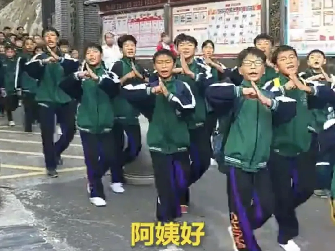 校门口瞬间破防!从初一到初三,我看完了整场青春的成长-第1张图片-四季读书网