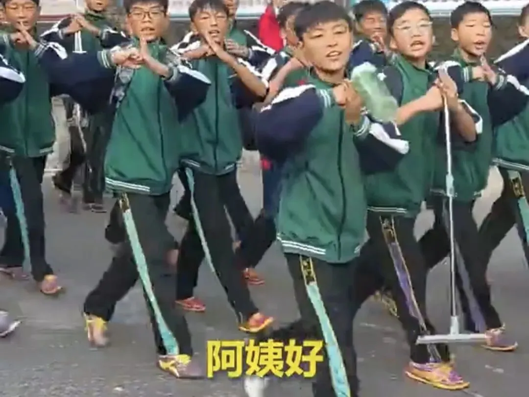 校门口瞬间破防!从初一到初三,我看完了整场青春的成长-第2张图片-四季读书网