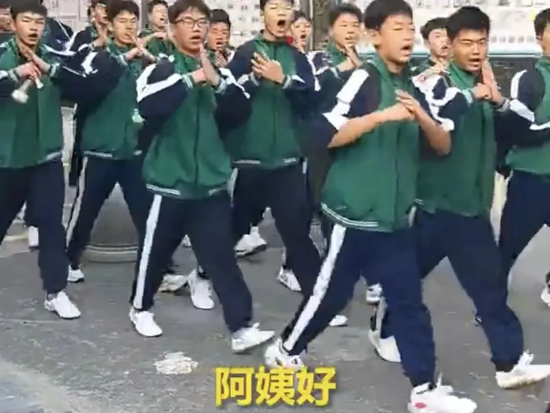 校门口瞬间破防!从初一到初三,我看完了整场青春的成长-第3张图片-四季读书网
