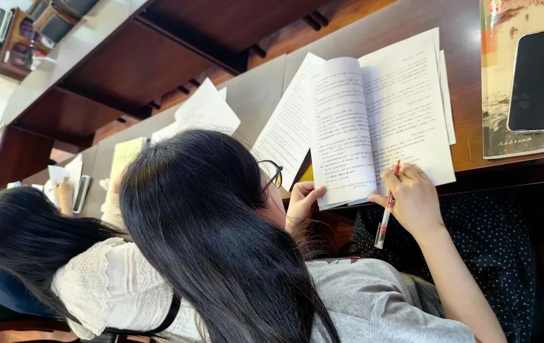 精研真题明考向,深耕课堂提素养——瑞安六中语文教研组开展高考研讨活动-第14张图片-四季读书网 精研真题明考向,深耕课堂提素养——瑞安六中语文教研组开展高考研讨活动-第14张图片-四季读书网