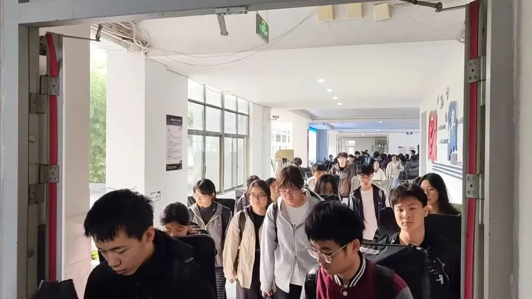 砺剑模考,逐梦丹青|我校高三美术学子赴安徽应用技术职业大学南校区参加省美术联考-第4张图片-四季读书网