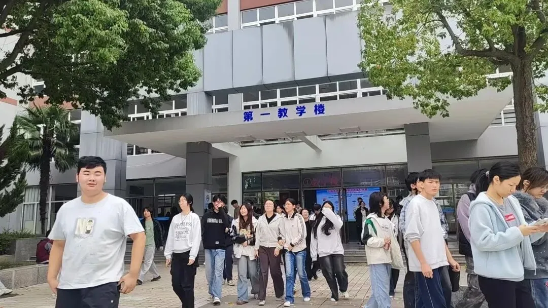 砺剑模考,逐梦丹青|我校高三美术学子赴安徽应用技术职业大学南校区参加省美术联考-第7张图片-四季读书网