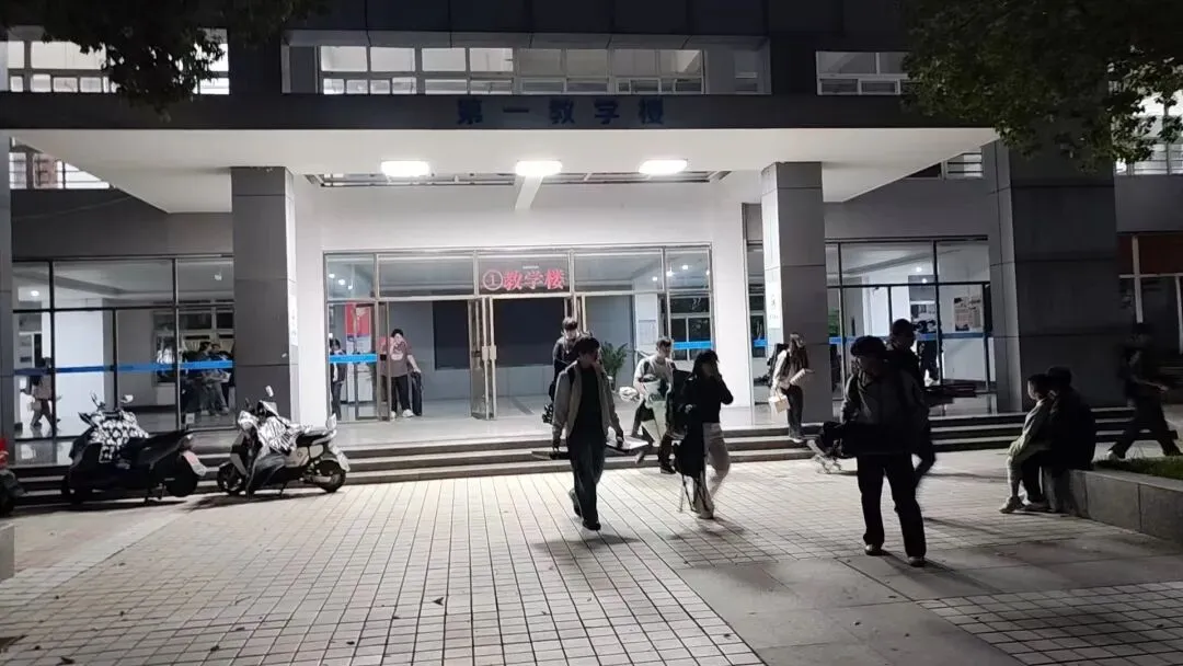 砺剑模考,逐梦丹青|我校高三美术学子赴安徽应用技术职业大学南校区参加省美术联考-第10张图片-四季读书网