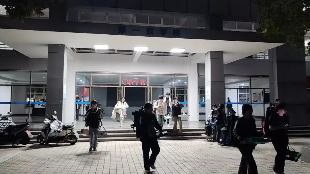 砺剑模考,逐梦丹青|我校高三美术学子赴安徽应用技术职业大学南校区参加省美术联考-第11张图片-四季读书网