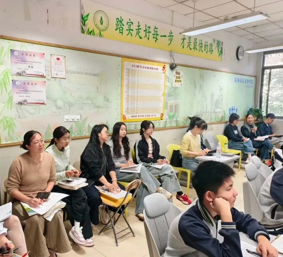 聚焦初三教学调研 赋能英语备考提质——区英语教研员吴莎莎老师莅校开展教学调研-第1张图片-四季读书网 聚焦初三教学调研 赋能英语备考提质——区英语教研员吴莎莎老师莅校开展教学调研-第1张图片-四季读书网
