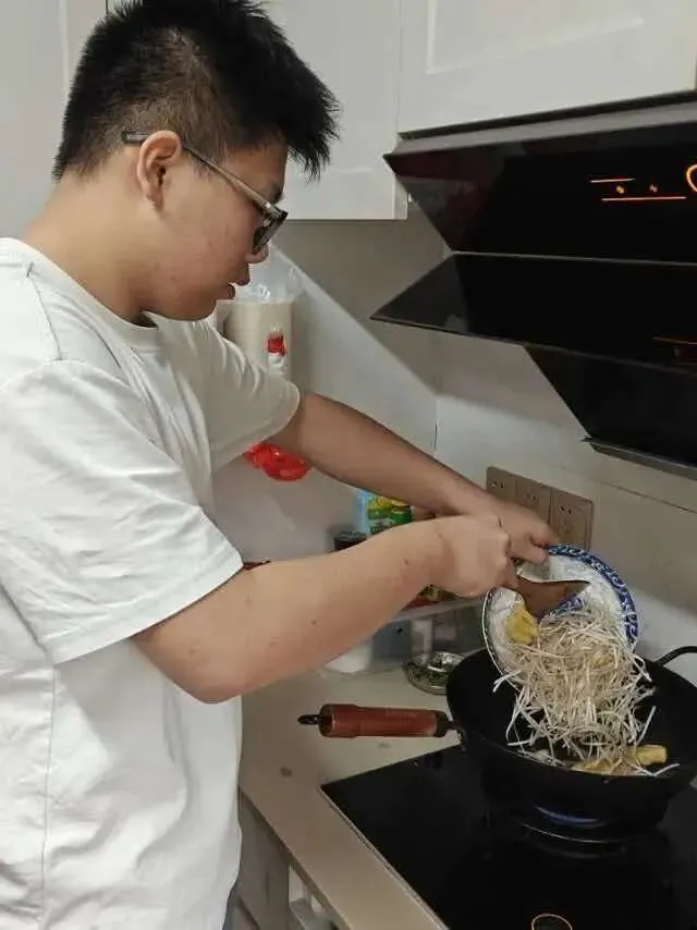 【有容教育】东城旗峰学校初三“向光成长”项目式德育成果展(第一期)——一席烟火寄温情,以食传爱敬长辈-第50张图片-四季读书网