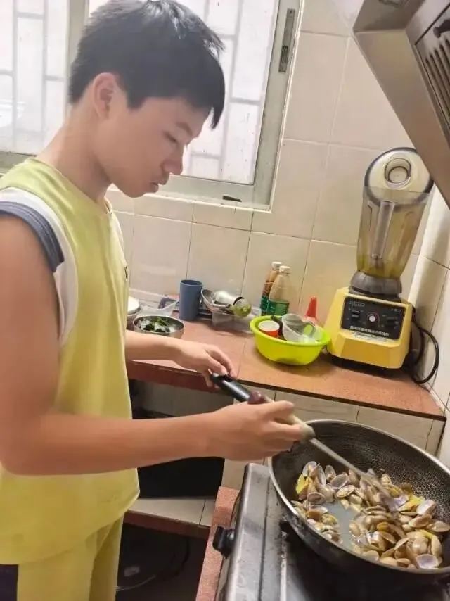 【有容教育】东城旗峰学校初三“向光成长”项目式德育成果展(第一期)——一席烟火寄温情,以食传爱敬长辈-第56张图片-四季读书网