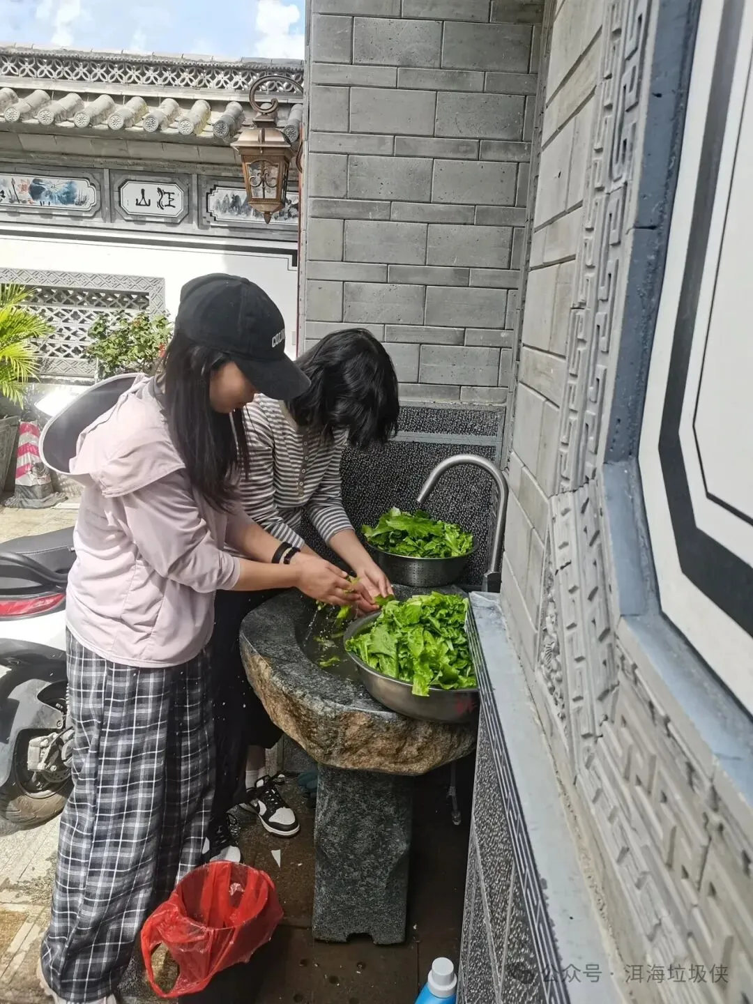初一十五素食行善日|烈日捡垃圾、柴火素火锅、满载温暖的一天-第3张图片-四季读书网 初一十五素食行善日|烈日捡垃圾、柴火素火锅、满载温暖的一天-第3张图片-四季读书网