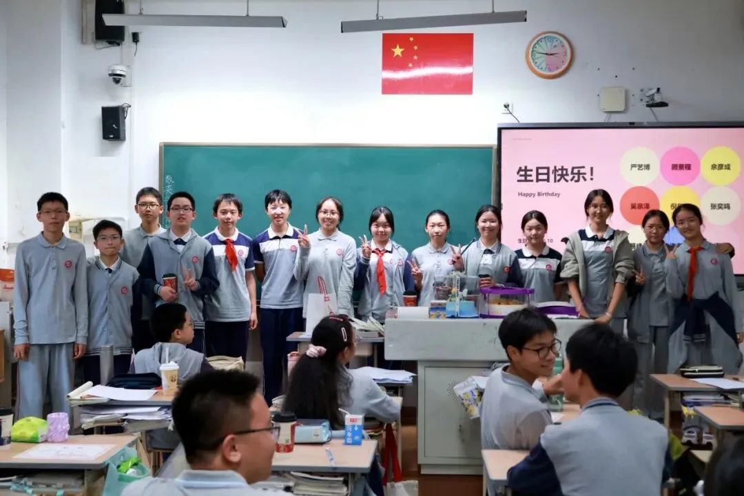 初二五班 8-10月生日会-第49张图片-四季读书网