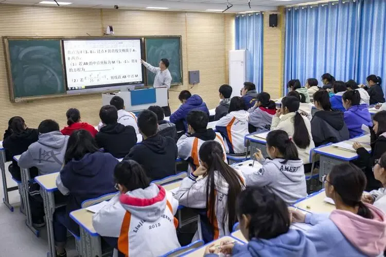 初一不学,中考逆袭的概率50%;初二不学,中考逆袭的概率30%;初二都不学,逆袭的概率微乎其微-第1张图片-四季读书网