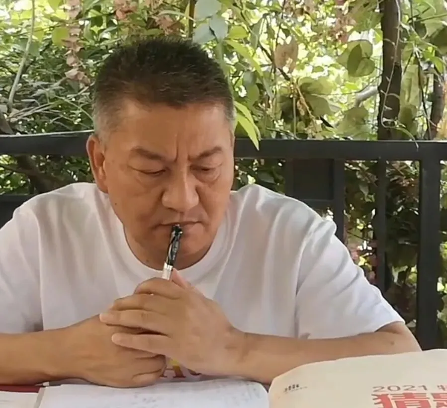 59岁报名第31次高考,我敬他是条汉子-第1张图片-四季读书网