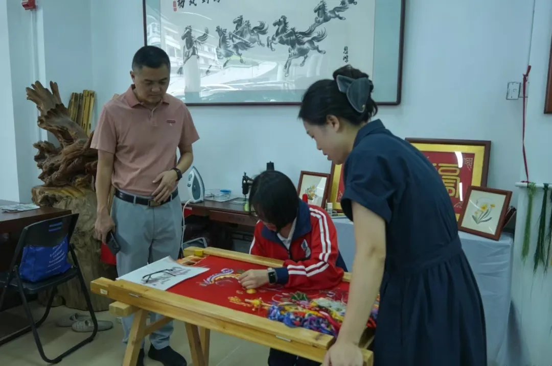 那个学新闻的校友回来了,还带了48个初三学生-第3张图片-四季读书网