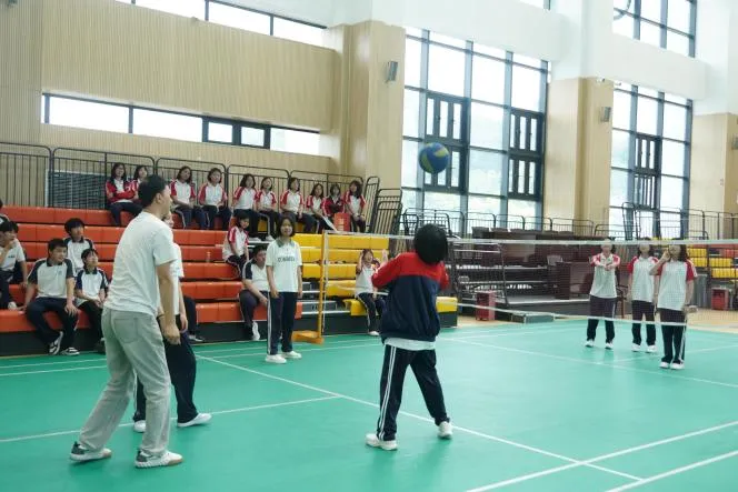 那个学新闻的校友回来了,还带了48个初三学生-第5张图片-四季读书网