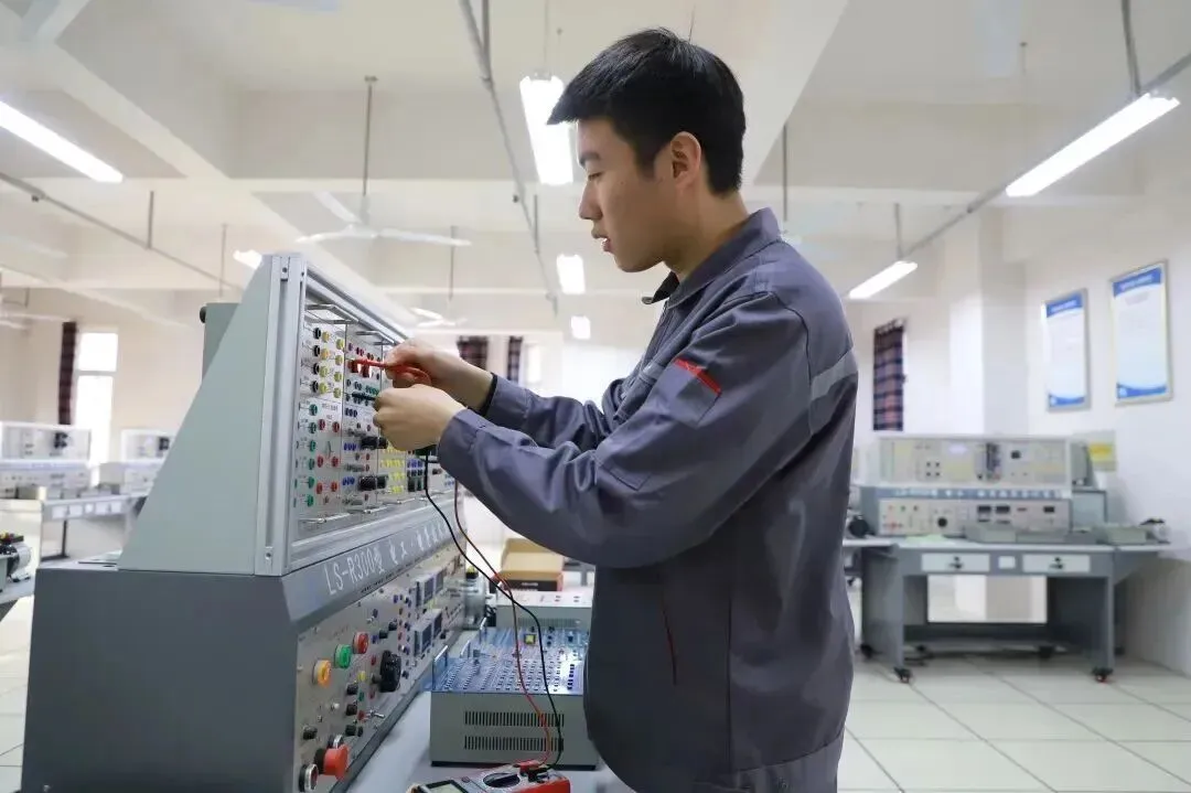 高考速递 | 电子信息工程技术:编织数字网络,“芯”动力连通万千世界-第3张图片-四季读书网