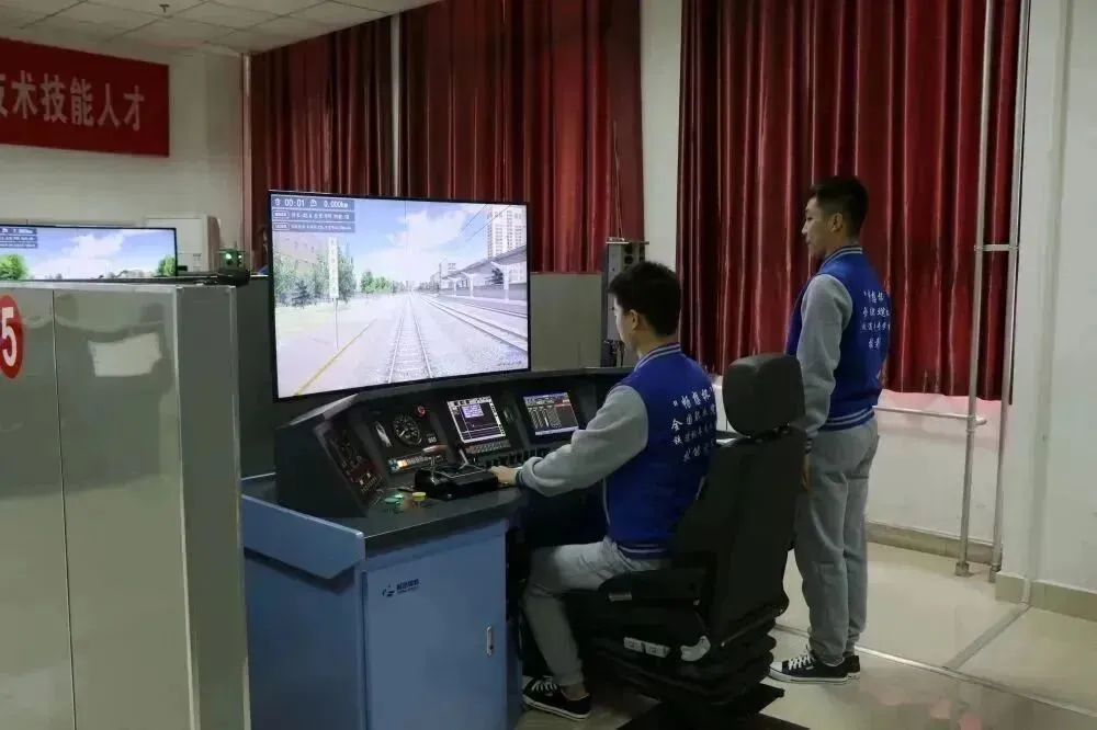 2025高考季丨铁路强国·筑梦有你——牵引动力学院-第6张图片-四季读书网