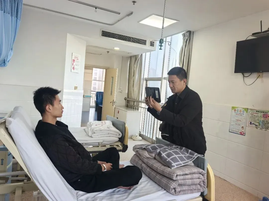 病床前完成高考信息采集 横山暖心服务护航特殊考生高考报名-第2张图片-四季读书网