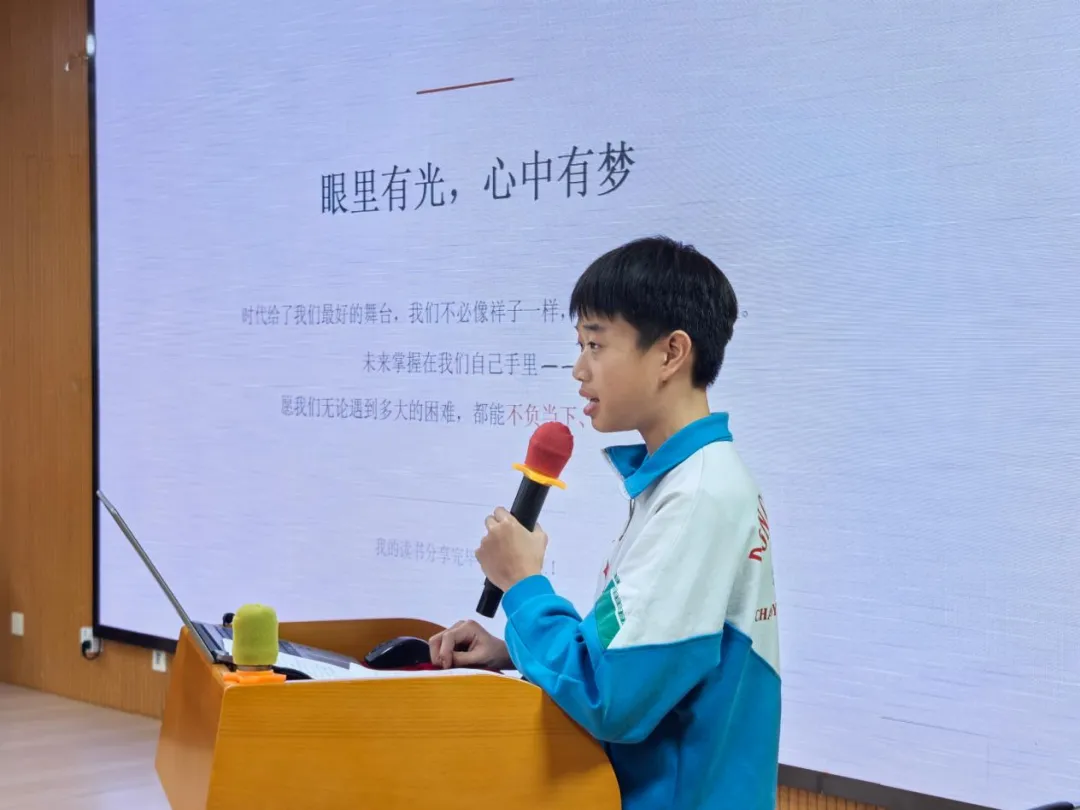 校园书香丨我校初二年级举行“阅见青春 书香沙龙”月度读书分享会-第2张图片-四季读书网