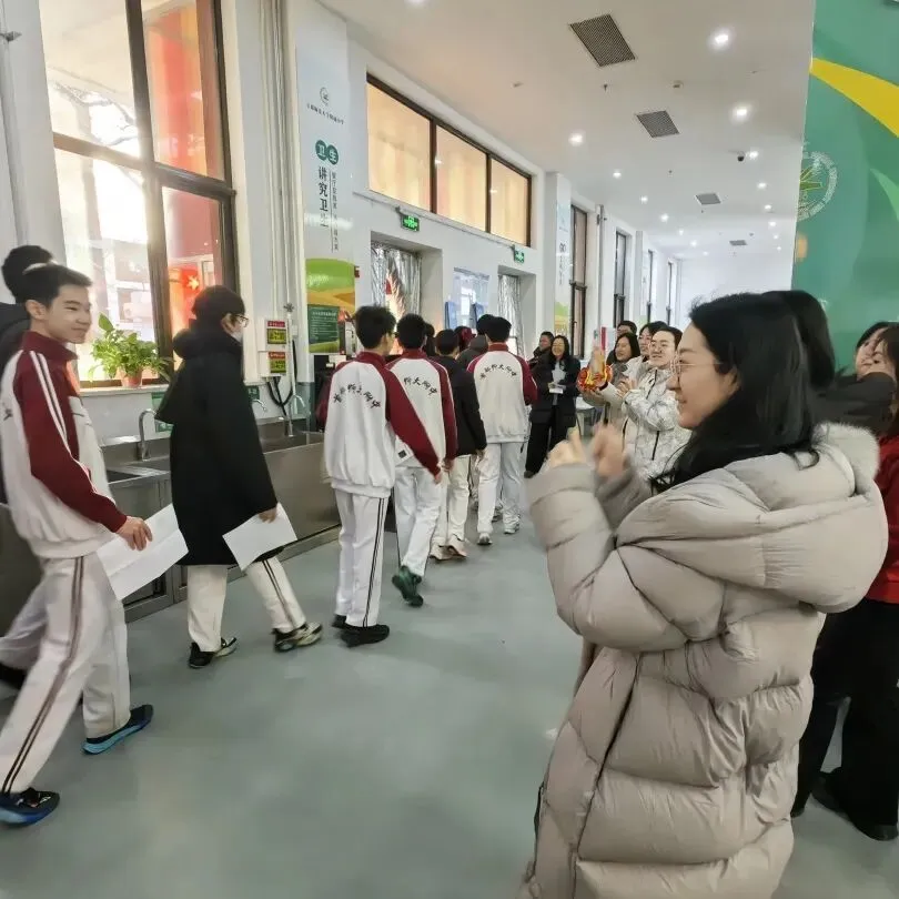 听出精彩 口吐华章 ——首都师大附中初三年级助力“朝阳红”学子备战英语听口考试-第43张图片-四季读书网