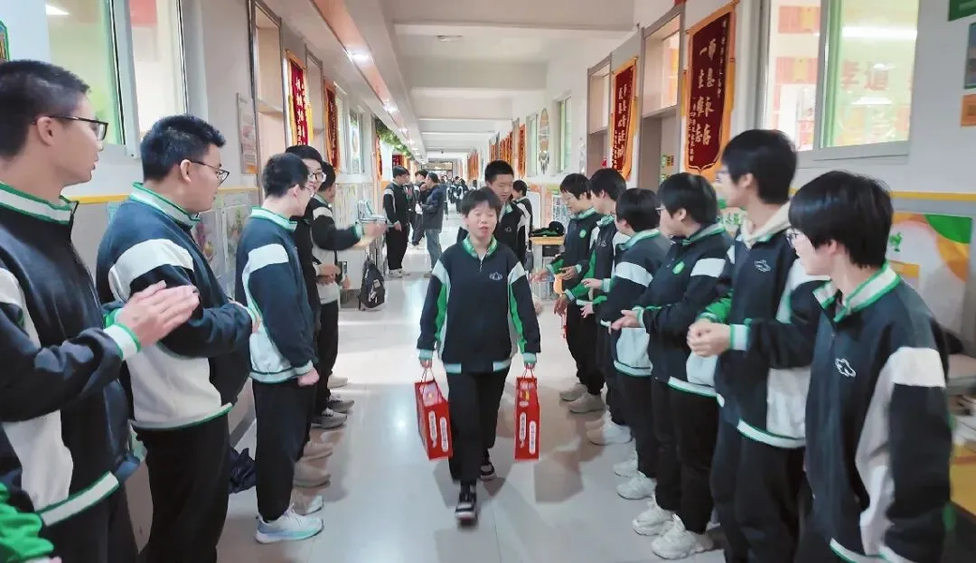 以爱暖韶华,蓄力战高考|世骅学本学校高三级部十月生日会温情启幕-第8张图片-四季读书网