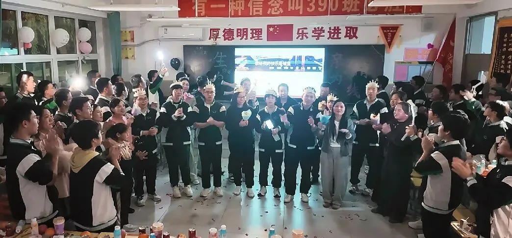 以爱暖韶华,蓄力战高考|世骅学本学校高三级部十月生日会温情启幕-第9张图片-四季读书网