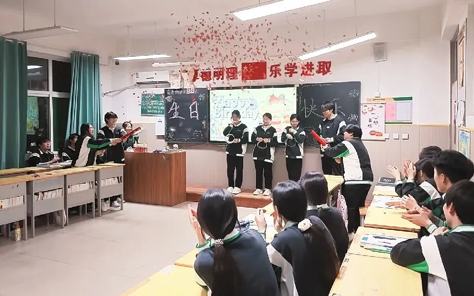 以爱暖韶华,蓄力战高考|世骅学本学校高三级部十月生日会温情启幕-第13张图片-四季读书网