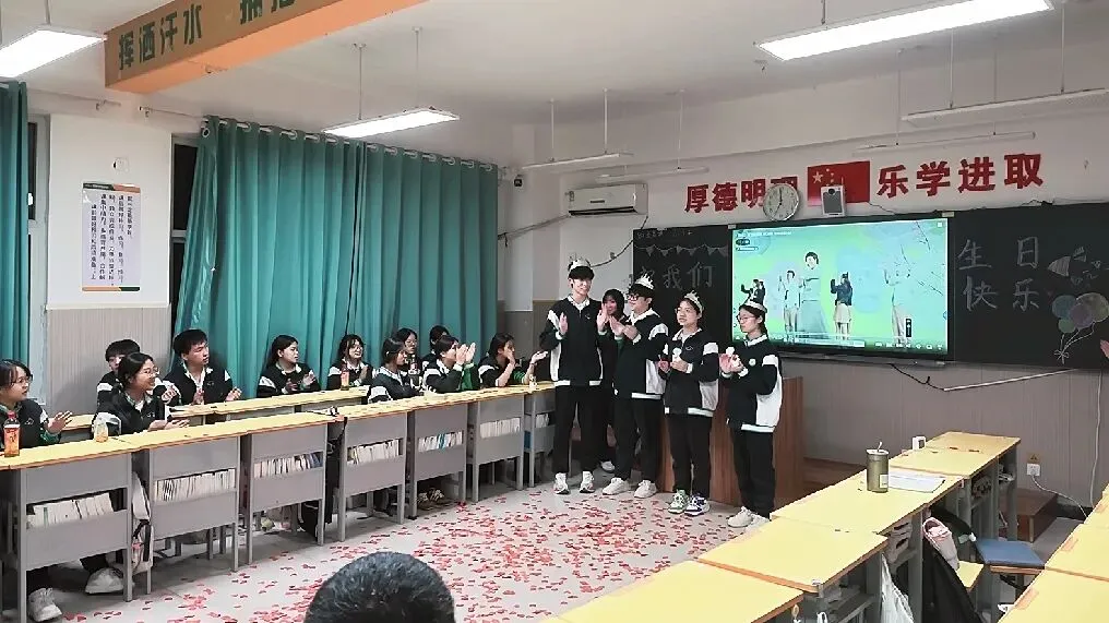 以爱暖韶华,蓄力战高考|世骅学本学校高三级部十月生日会温情启幕-第14张图片-四季读书网