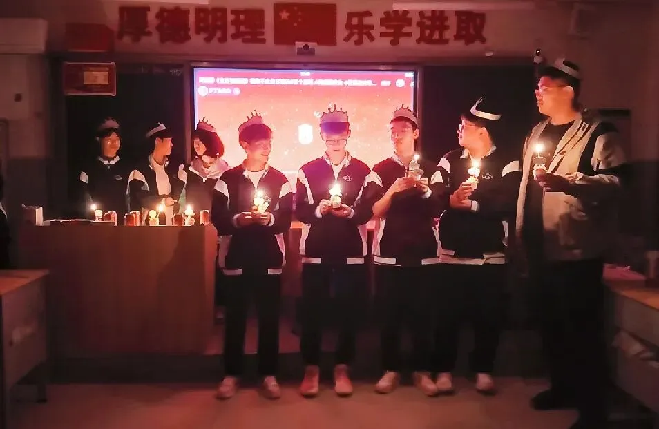 以爱暖韶华,蓄力战高考|世骅学本学校高三级部十月生日会温情启幕-第16张图片-四季读书网