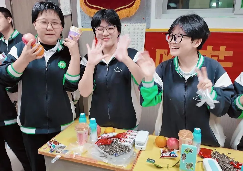 以爱暖韶华,蓄力战高考|世骅学本学校高三级部十月生日会温情启幕-第17张图片-四季读书网