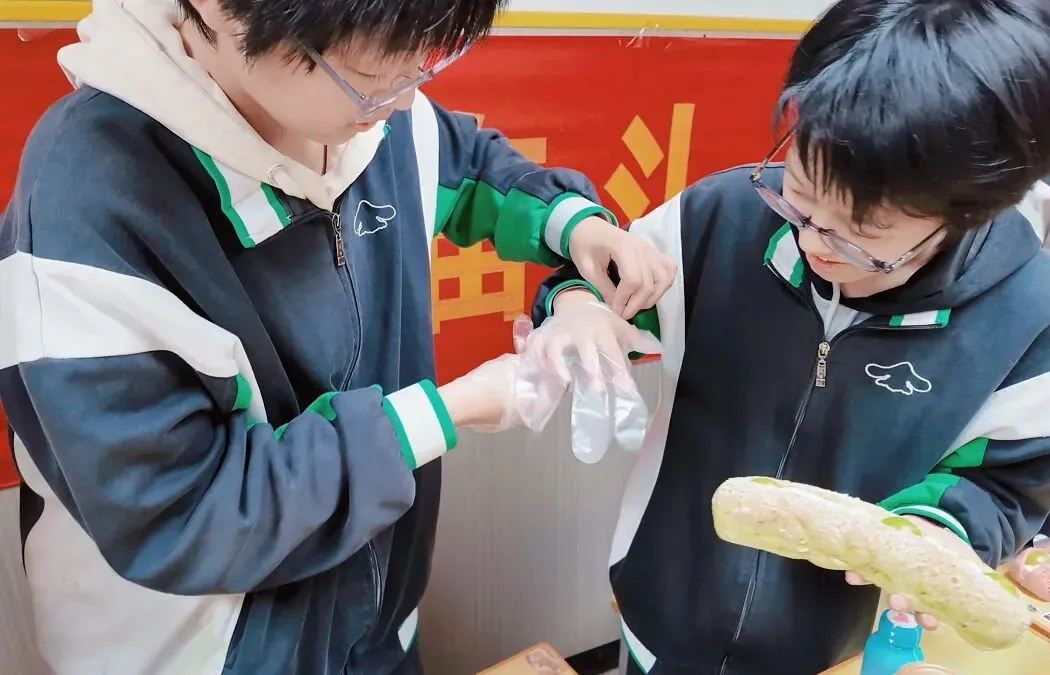 以爱暖韶华,蓄力战高考|世骅学本学校高三级部十月生日会温情启幕-第19张图片-四季读书网