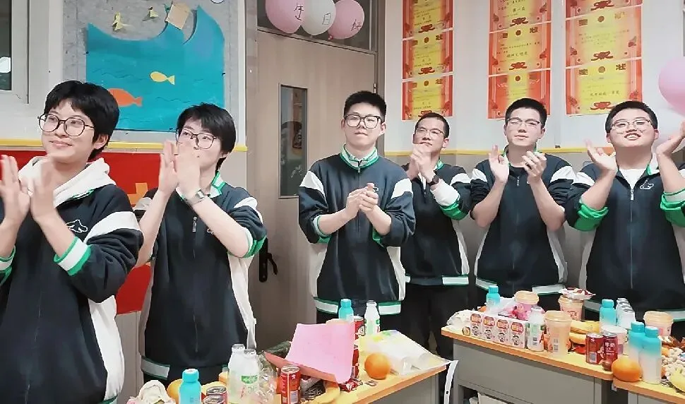 以爱暖韶华,蓄力战高考|世骅学本学校高三级部十月生日会温情启幕-第25张图片-四季读书网