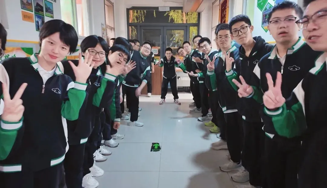 以爱暖韶华,蓄力战高考|世骅学本学校高三级部十月生日会温情启幕-第26张图片-四季读书网