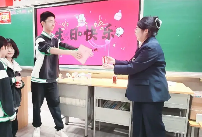 以爱暖韶华,蓄力战高考|世骅学本学校高三级部十月生日会温情启幕-第32张图片-四季读书网