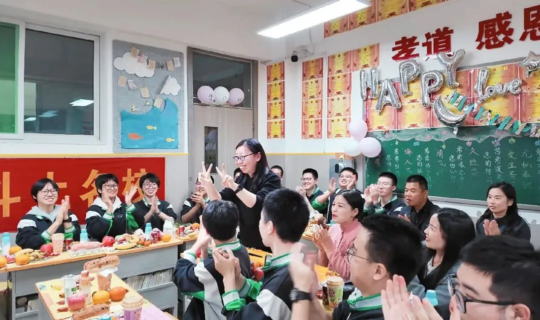 以爱暖韶华,蓄力战高考|世骅学本学校高三级部十月生日会温情启幕-第33张图片-四季读书网
