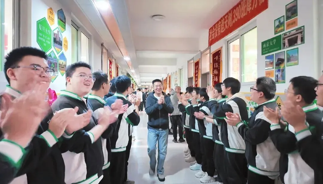 以爱暖韶华,蓄力战高考|世骅学本学校高三级部十月生日会温情启幕-第37张图片-四季读书网