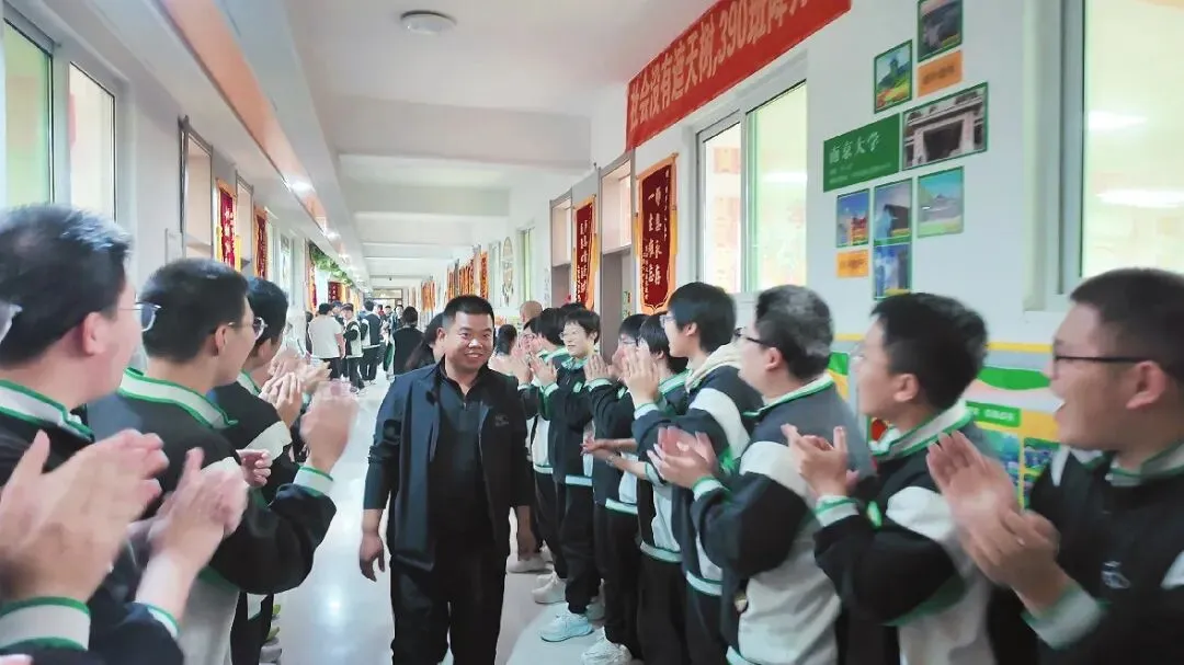 以爱暖韶华,蓄力战高考|世骅学本学校高三级部十月生日会温情启幕-第39张图片-四季读书网