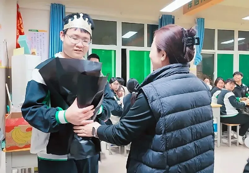 以爱暖韶华,蓄力战高考|世骅学本学校高三级部十月生日会温情启幕-第40张图片-四季读书网