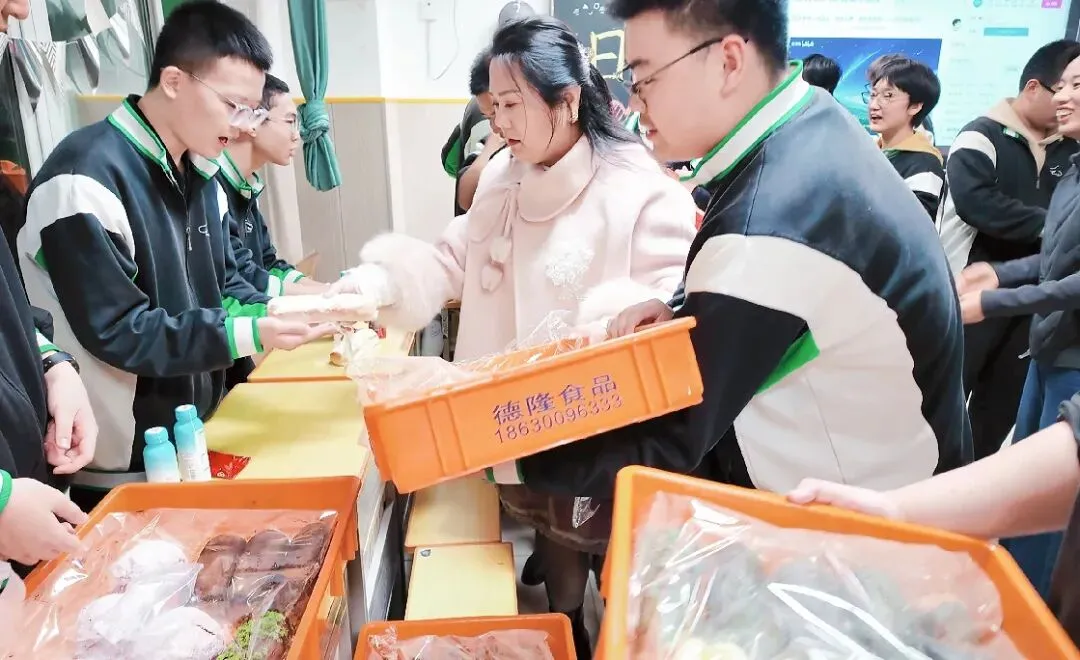 以爱暖韶华,蓄力战高考|世骅学本学校高三级部十月生日会温情启幕-第41张图片-四季读书网