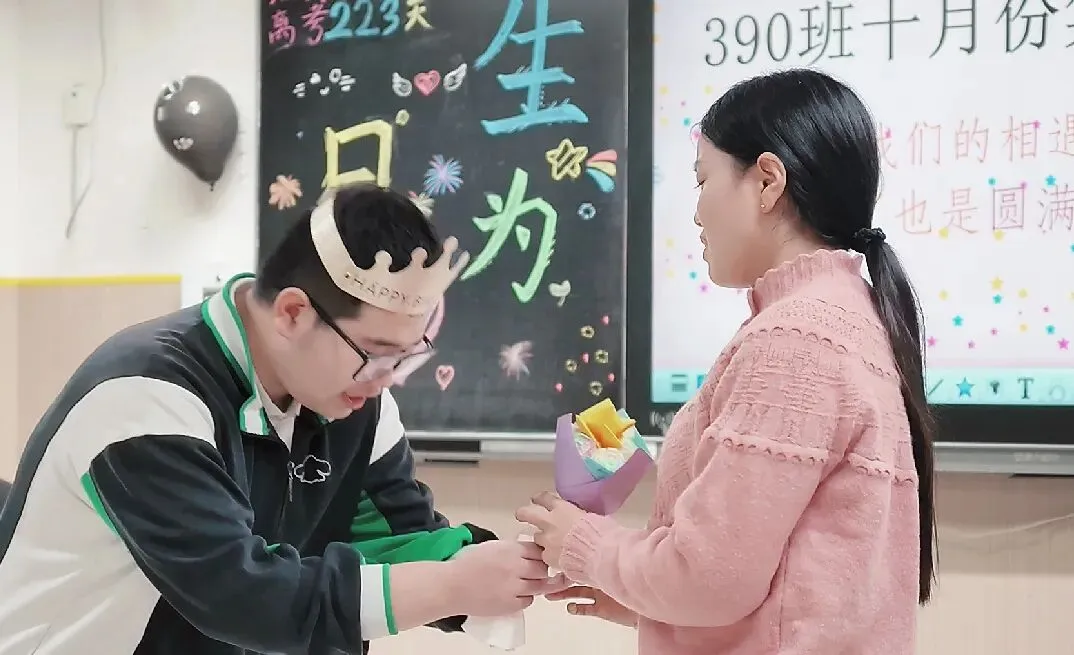 以爱暖韶华,蓄力战高考|世骅学本学校高三级部十月生日会温情启幕-第43张图片-四季读书网