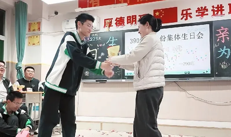 以爱暖韶华,蓄力战高考|世骅学本学校高三级部十月生日会温情启幕-第46张图片-四季读书网