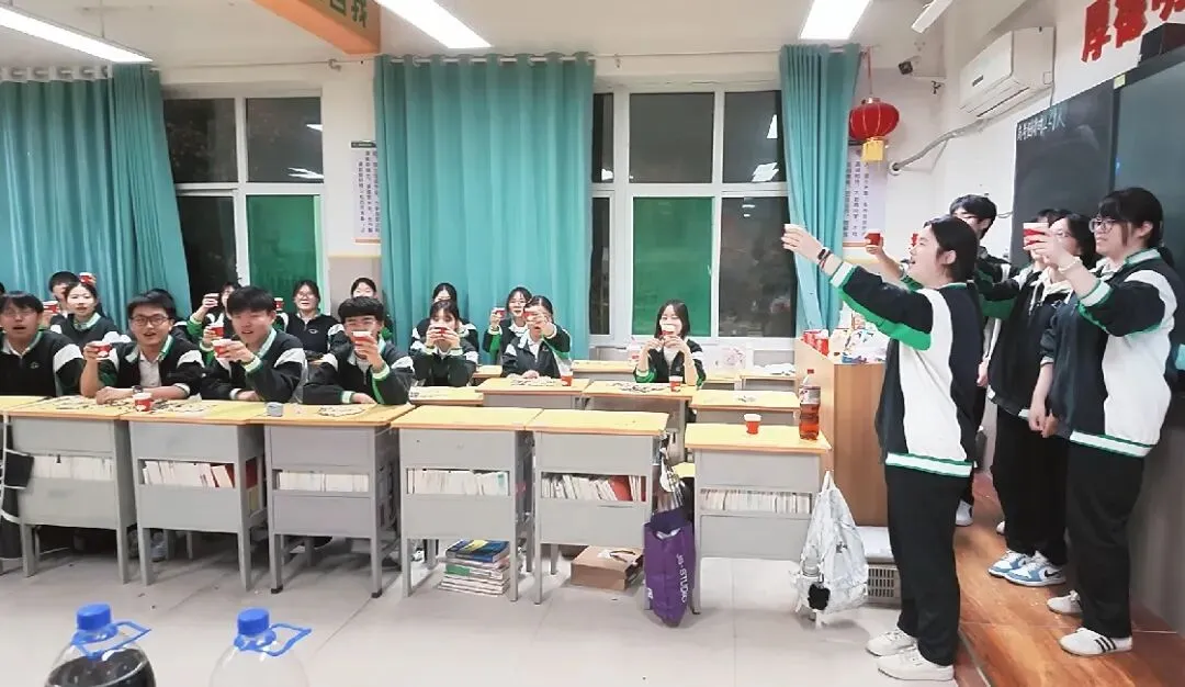 以爱暖韶华,蓄力战高考|世骅学本学校高三级部十月生日会温情启幕-第47张图片-四季读书网