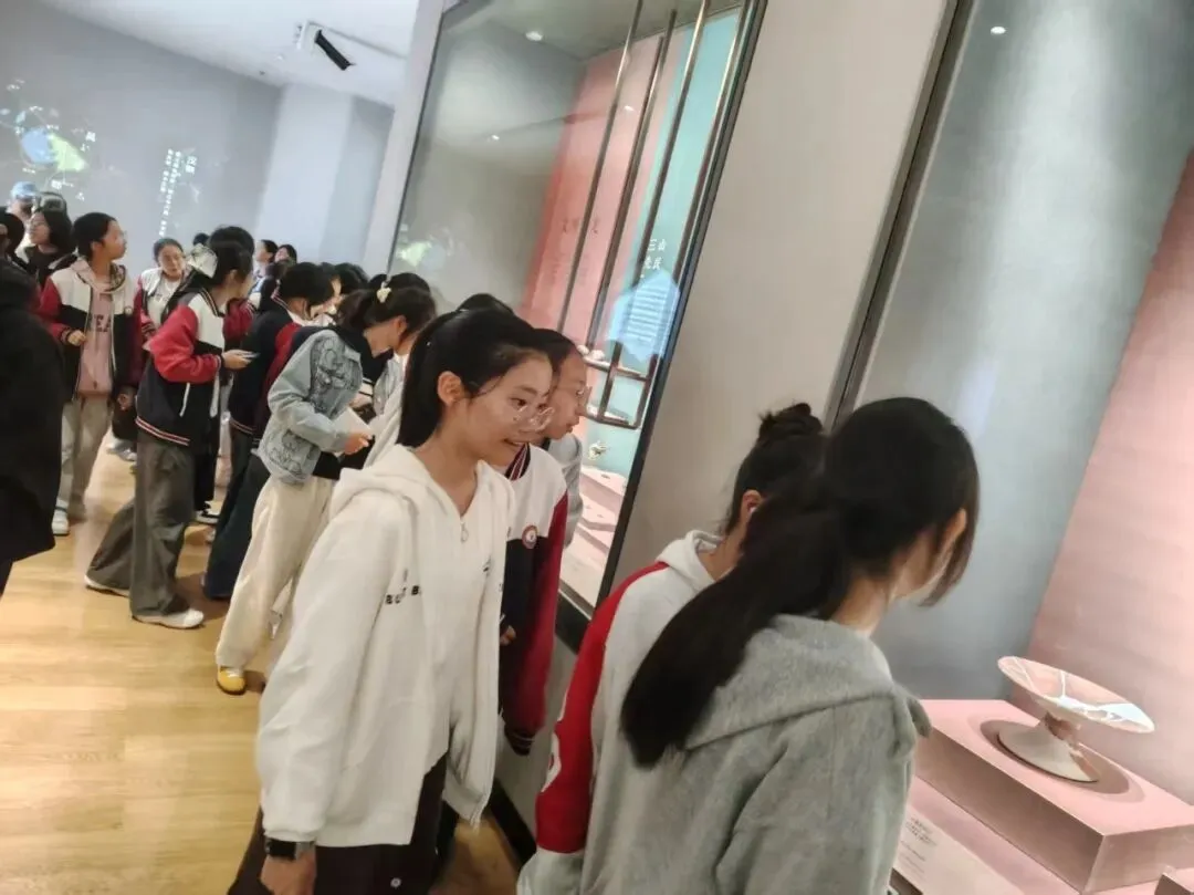 探秘科技之美,品读姑苏文脉——我校初三学子苏州科技馆、苏博西馆研学之旅-第46张图片-四季读书网 探秘科技之美,品读姑苏文脉——我校初三学子苏州科技馆、苏博西馆研学之旅-第46张图片-四季读书网