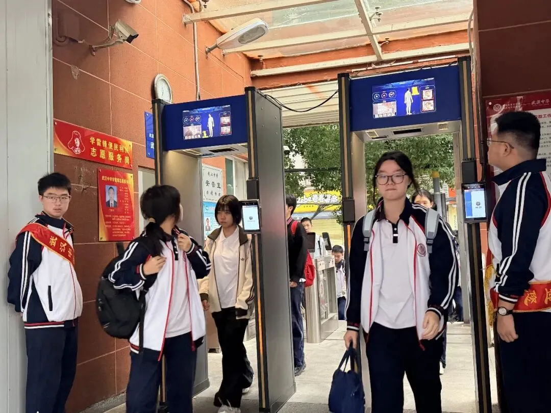 武汉一高中安装高考同款安检门,严管学生手机入校;门房设有 “手机停机坪”供学生寄存,“有责任也有情义,家长很信服”-第2张图片-四季读书网