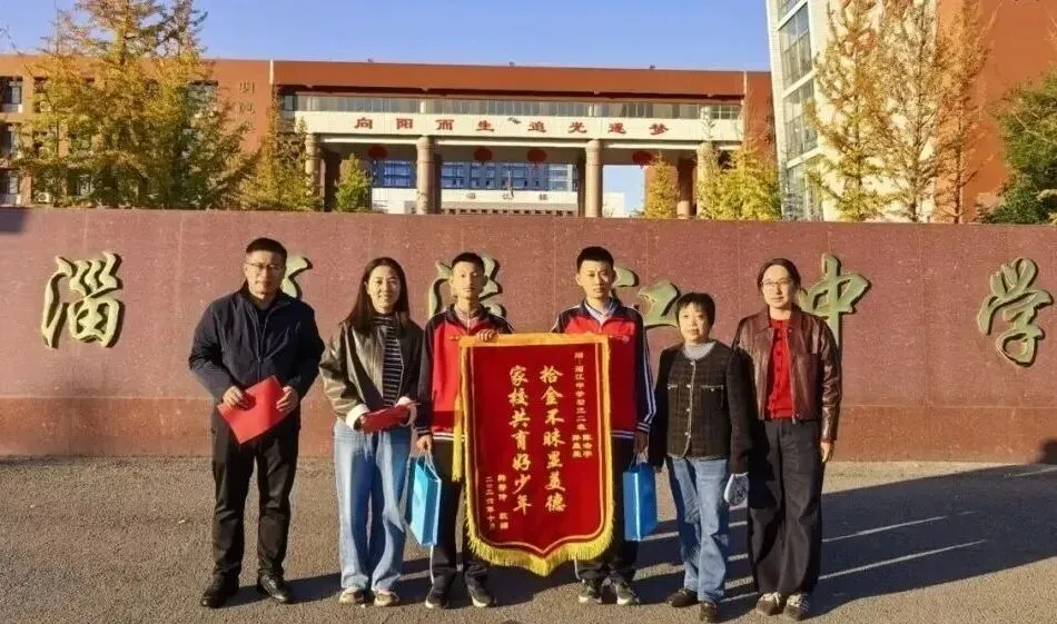 一面锦旗送到了淄江中学初三二班!-第2张图片-四季读书网