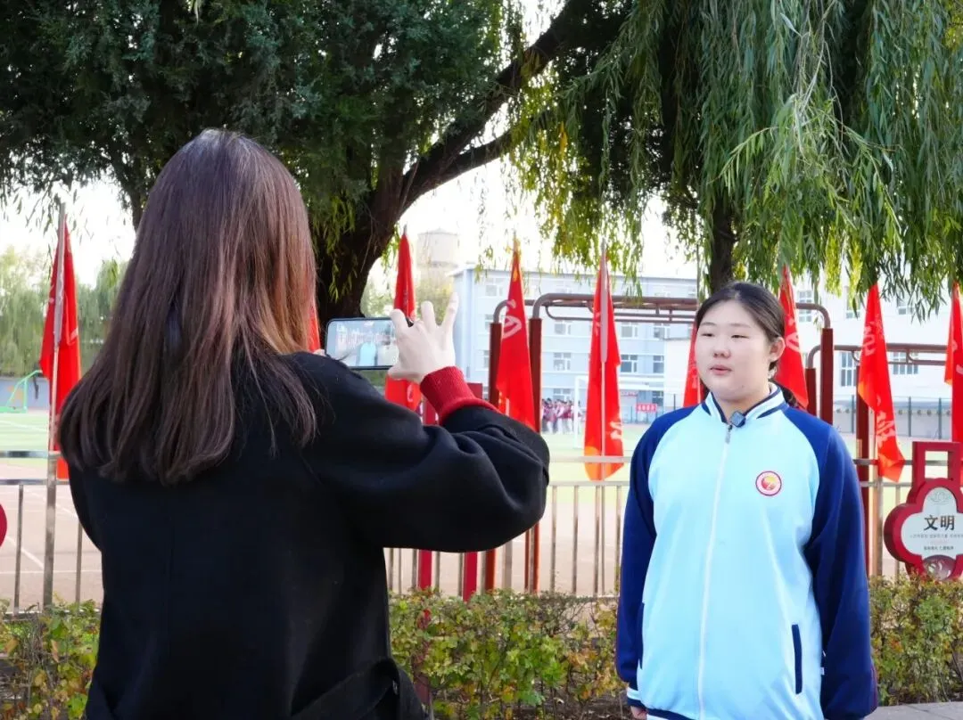 唤醒微光 || 老人扶不扶?东方中学初二年级李金轩同学给出了答案-第3张图片-四季读书网