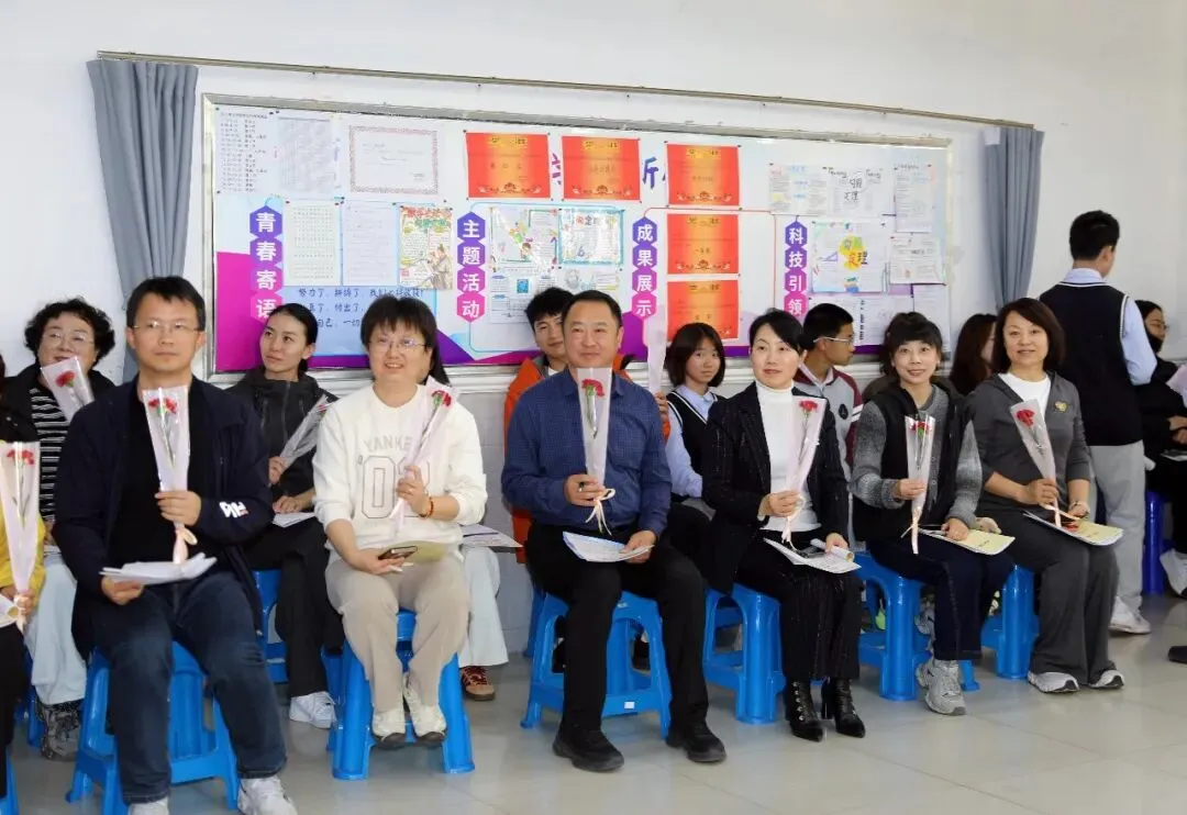 【初二年级班会展示课】微光知暖 感恩同行-第11张图片-四季读书网 【初二年级班会展示课】微光知暖 感恩同行-第11张图片-四季读书网