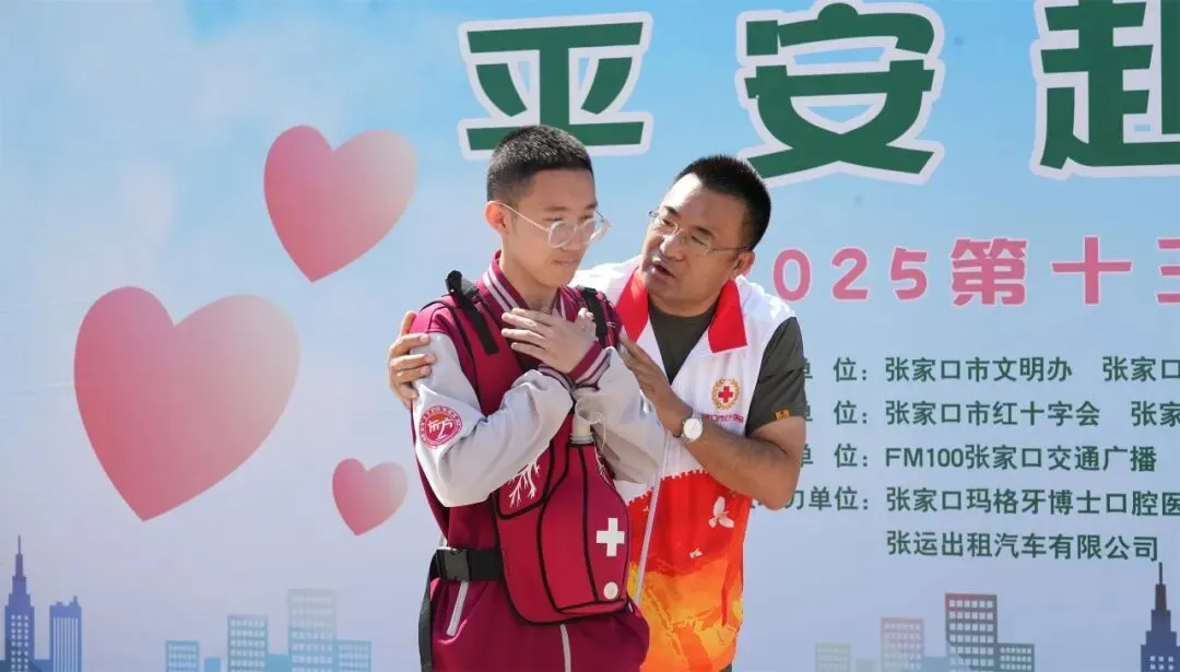 唤醒微光 || 老人扶不扶?东方中学初二年级李金轩同学给出了答案-第13张图片-四季读书网