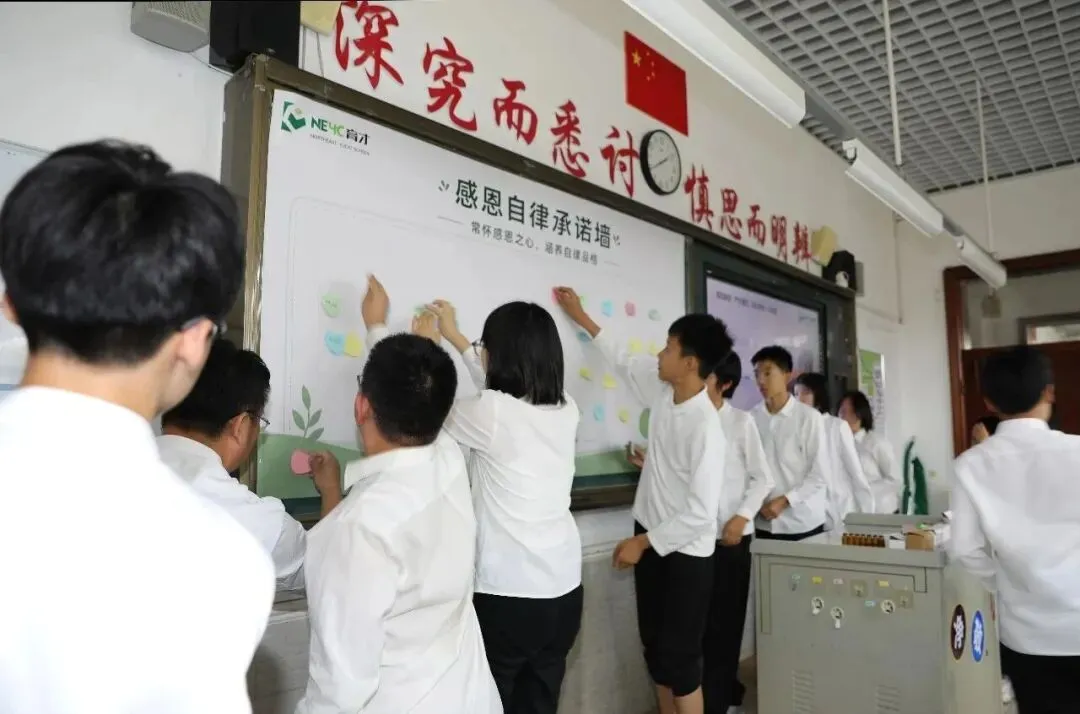 【初二年级班会展示课】微光知暖 感恩同行-第24张图片-四季读书网 【初二年级班会展示课】微光知暖 感恩同行-第24张图片-四季读书网