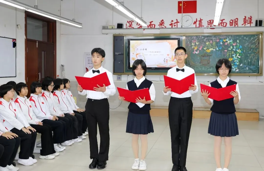 【初二年级班会展示课】微光知暖 感恩同行-第30张图片-四季读书网 【初二年级班会展示课】微光知暖 感恩同行-第30张图片-四季读书网